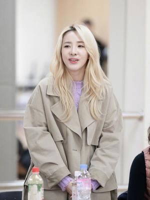 年齡不是距離！IU與樸山多拉相差9歲同穿大地色外套，酷帥造型展現(xiàn)無(wú)齡感魅力